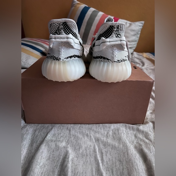 Yeezy 350 zebra - Picture 3 of 7